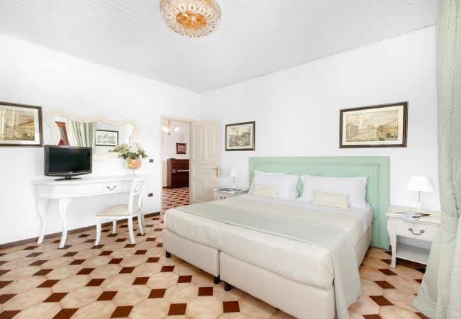 Villa a Massa Lubrense - AMORE RENTALS - Villa Giulia con Piscina Privata, Vista Mare, Terrazzi e Parcheggio Villa a Massa Lubrense - AMORE RENTALS - Villa Giulia con Piscina Privata, Vista Mare, Terrazzi e Parcheggio