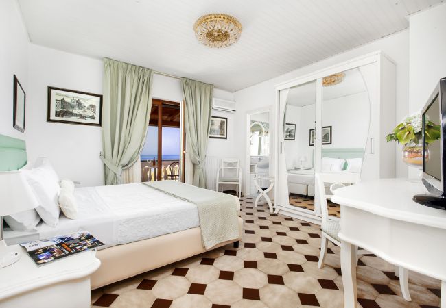 Villa a Massa Lubrense - AMORE RENTALS - Villa Giulia con Piscina Privata, Vista Mare, Terrazzi e Parcheggio Villa a Massa Lubrense - AMORE RENTALS - Villa Giulia con Piscina Privata, Vista Mare, Terrazzi e Parcheggio