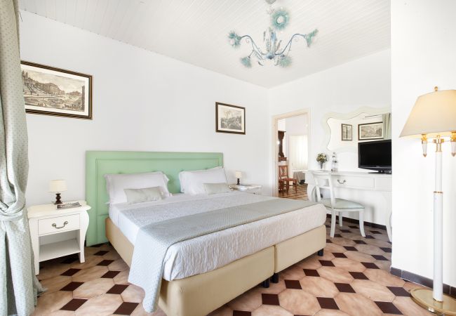 Villa a Massa Lubrense - AMORE RENTALS - Villa Giulia con Piscina Privata, Vista Mare, Terrazzi e Parcheggio Villa a Massa Lubrense - AMORE RENTALS - Villa Giulia con Piscina Privata, Vista Mare, Terrazzi e Parcheggio