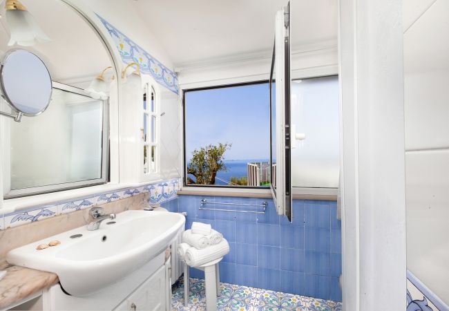 Villa a Massa Lubrense - AMORE RENTALS - Villa Giulia con Piscina Privata, Vista Mare, Terrazzi e Parcheggio Villa a Massa Lubrense - AMORE RENTALS - Villa Giulia con Piscina Privata, Vista Mare, Terrazzi e Parcheggio