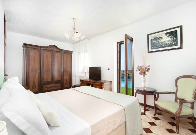 Villa a Massa Lubrense - AMORE RENTALS - Villa Giulia con Piscina Privata, Vista Mare, Terrazzi e Parcheggio Villa a Massa Lubrense - AMORE RENTALS - Villa Giulia con Piscina Privata, Vista Mare, Terrazzi e Parcheggio