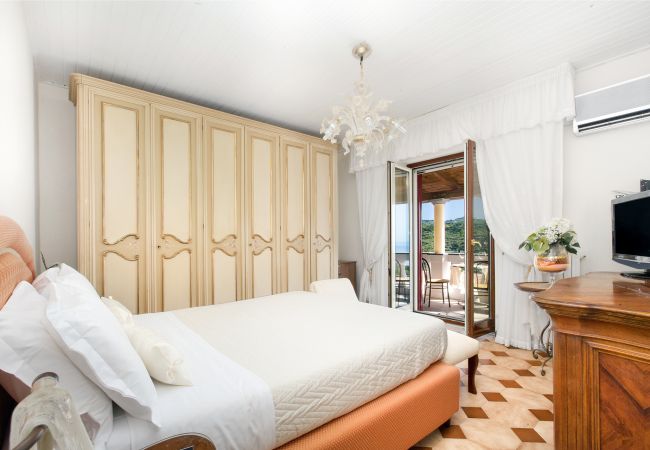 Villa a Massa Lubrense - AMORE RENTALS - Villa Giulia con Piscina Privata, Vista Mare, Terrazzi e Parcheggio Villa a Massa Lubrense - AMORE RENTALS - Villa Giulia con Piscina Privata, Vista Mare, Terrazzi e Parcheggio