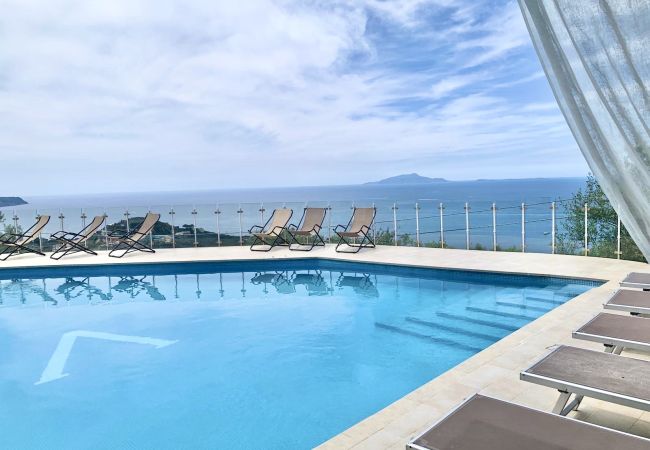 Villa a Massa Lubrense - AMORE RENTALS - Villa Giulia con Piscina Privata, Vista Mare, Terrazzi e Parcheggio Villa a Massa Lubrense - AMORE RENTALS - Villa Giulia con Piscina Privata, Vista Mare, Terrazzi e Parcheggio