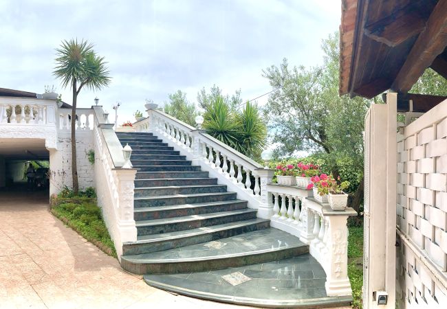 Villa a Massa Lubrense - AMORE RENTALS - Villa Giulia con Piscina Privata, Vista Mare, Terrazzi e Parcheggio Villa a Massa Lubrense - AMORE RENTALS - Villa Giulia con Piscina Privata, Vista Mare, Terrazzi e Parcheggio