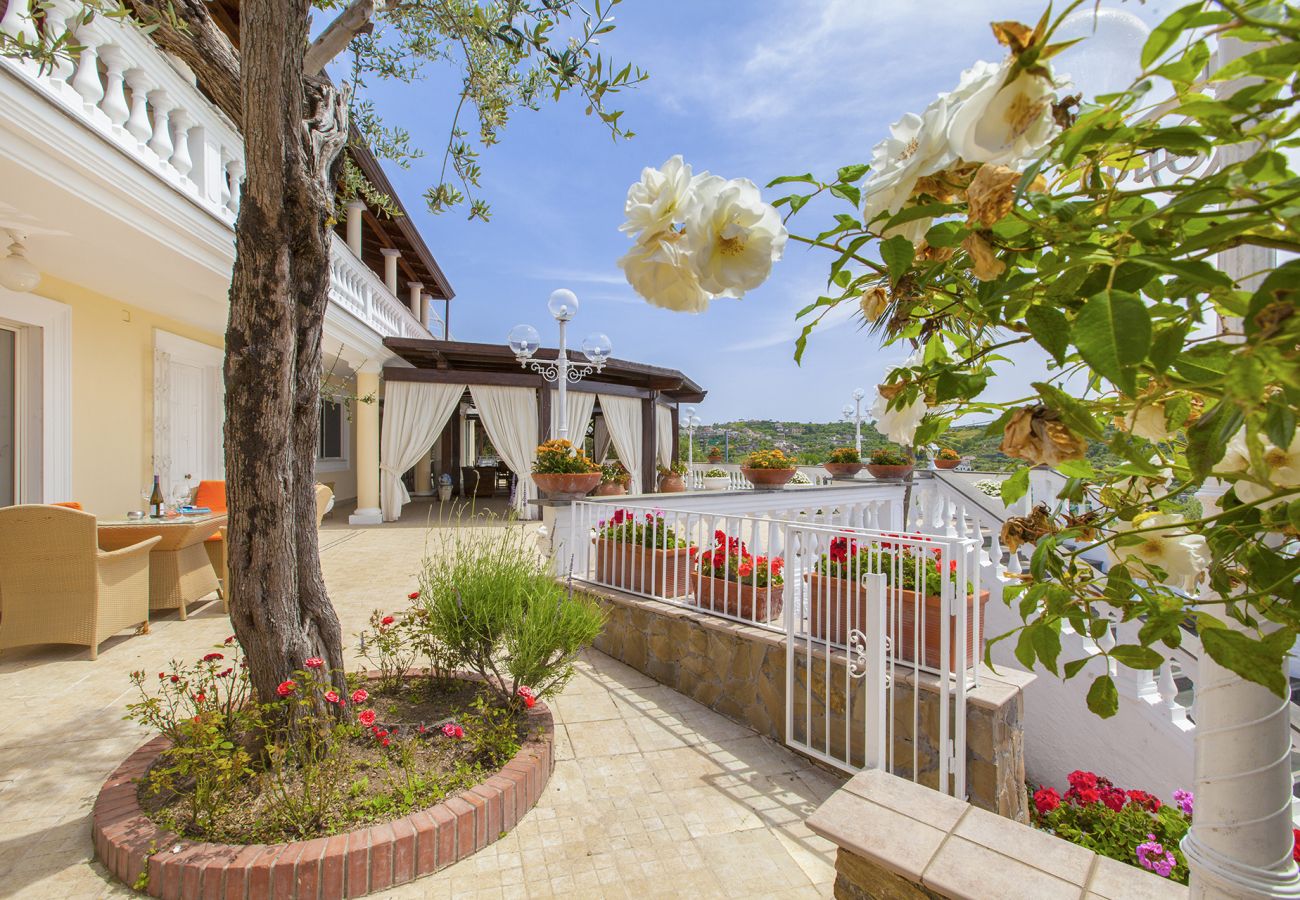 Villa a Massa Lubrense - AMORE RENTALS - Villa Giulia con Piscina Privata, Vista Mare, Terrazzi e Parcheggio