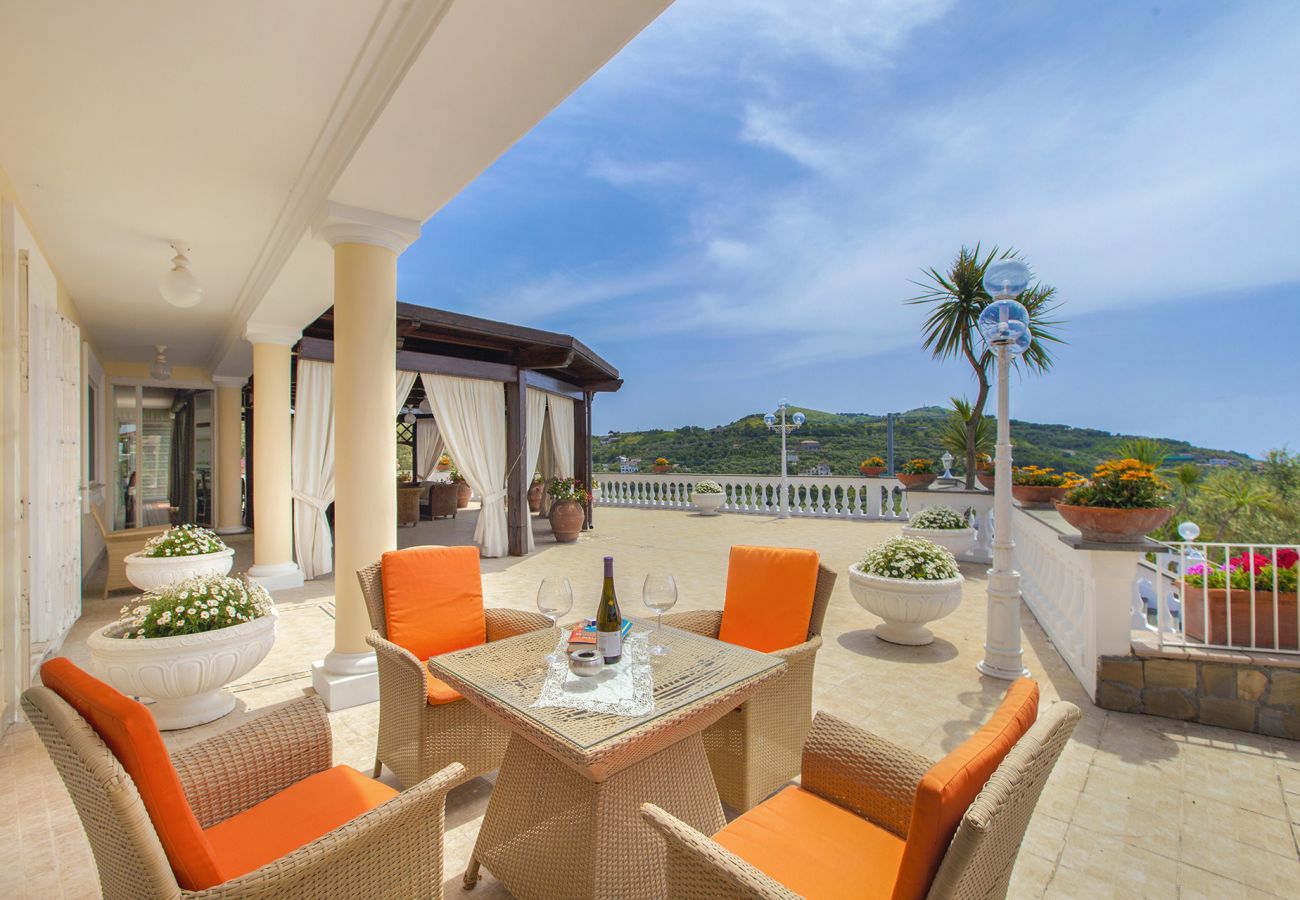 Villa a Massa Lubrense - AMORE RENTALS - Villa Giulia con Piscina Privata, Vista Mare, Terrazzi e Parcheggio