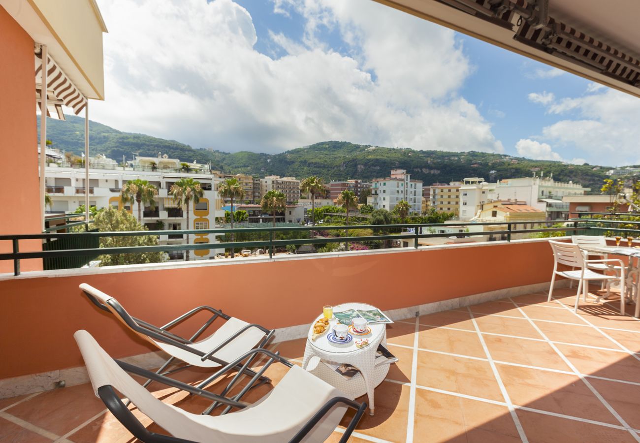 Appartamento a Sorrento - AMORE RENTALS - Casa Katia con Terrazzo Privato, Aria Condizionata e Riscaldamento