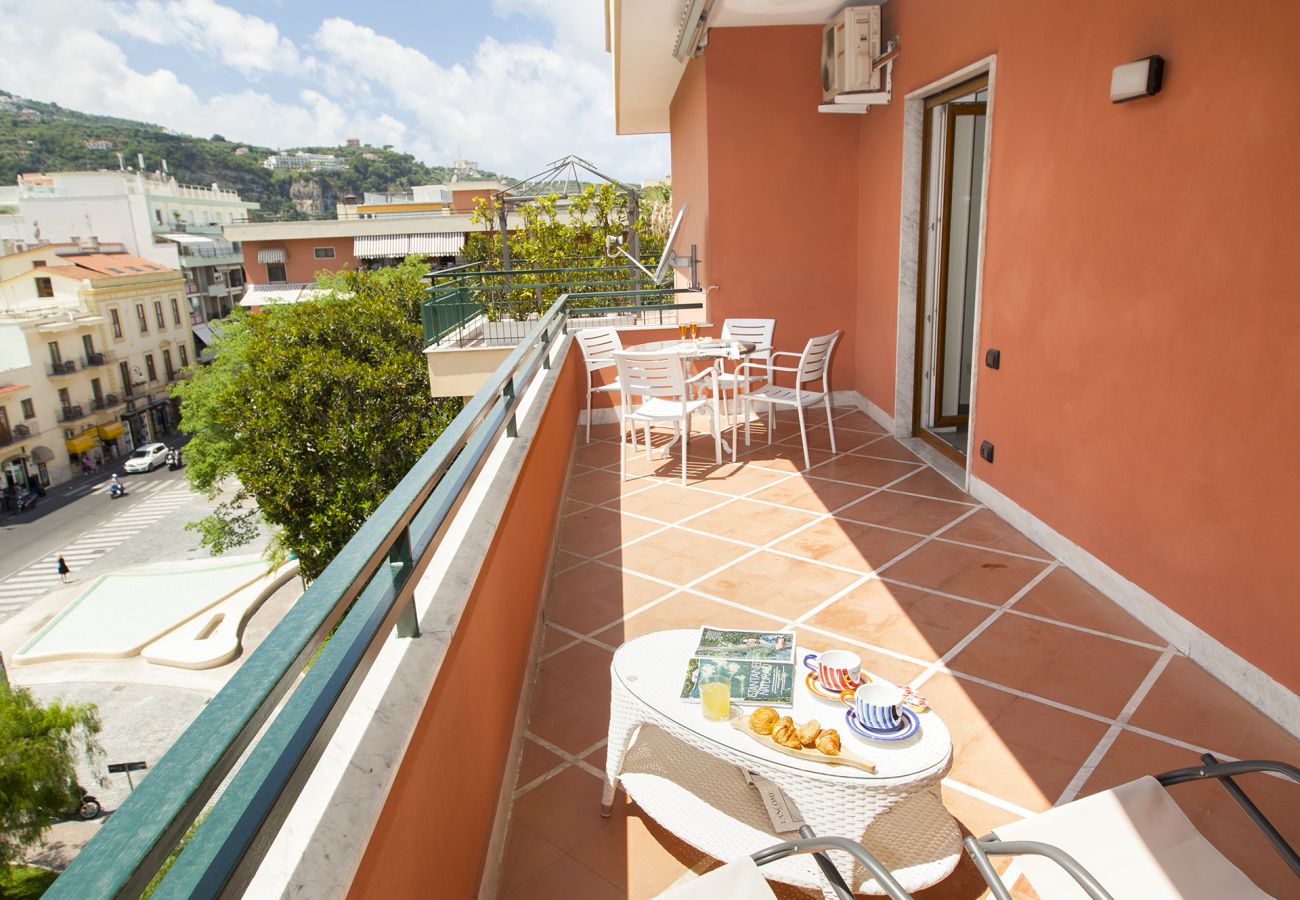 Appartamento a Sorrento - AMORE RENTALS - Casa Katia con Terrazzo Privato, Aria Condizionata e Riscaldamento