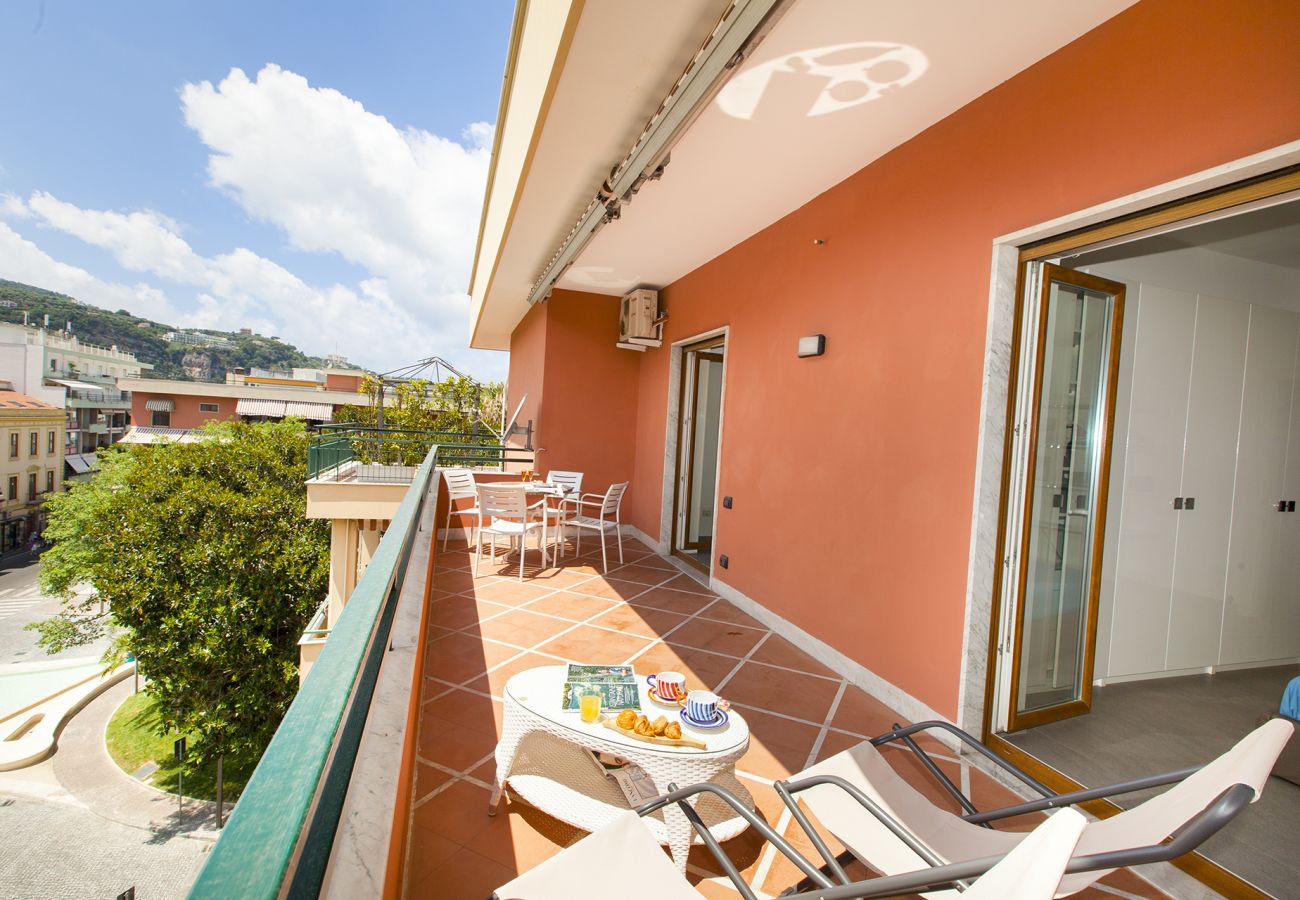 Appartamento a Sorrento - AMORE RENTALS - Casa Katia con Terrazzo Privato, Aria Condizionata e Riscaldamento