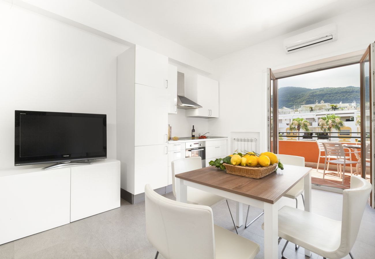 Appartamento a Sorrento - AMORE RENTALS - Casa Katia con Terrazzo Privato, Aria Condizionata e Riscaldamento