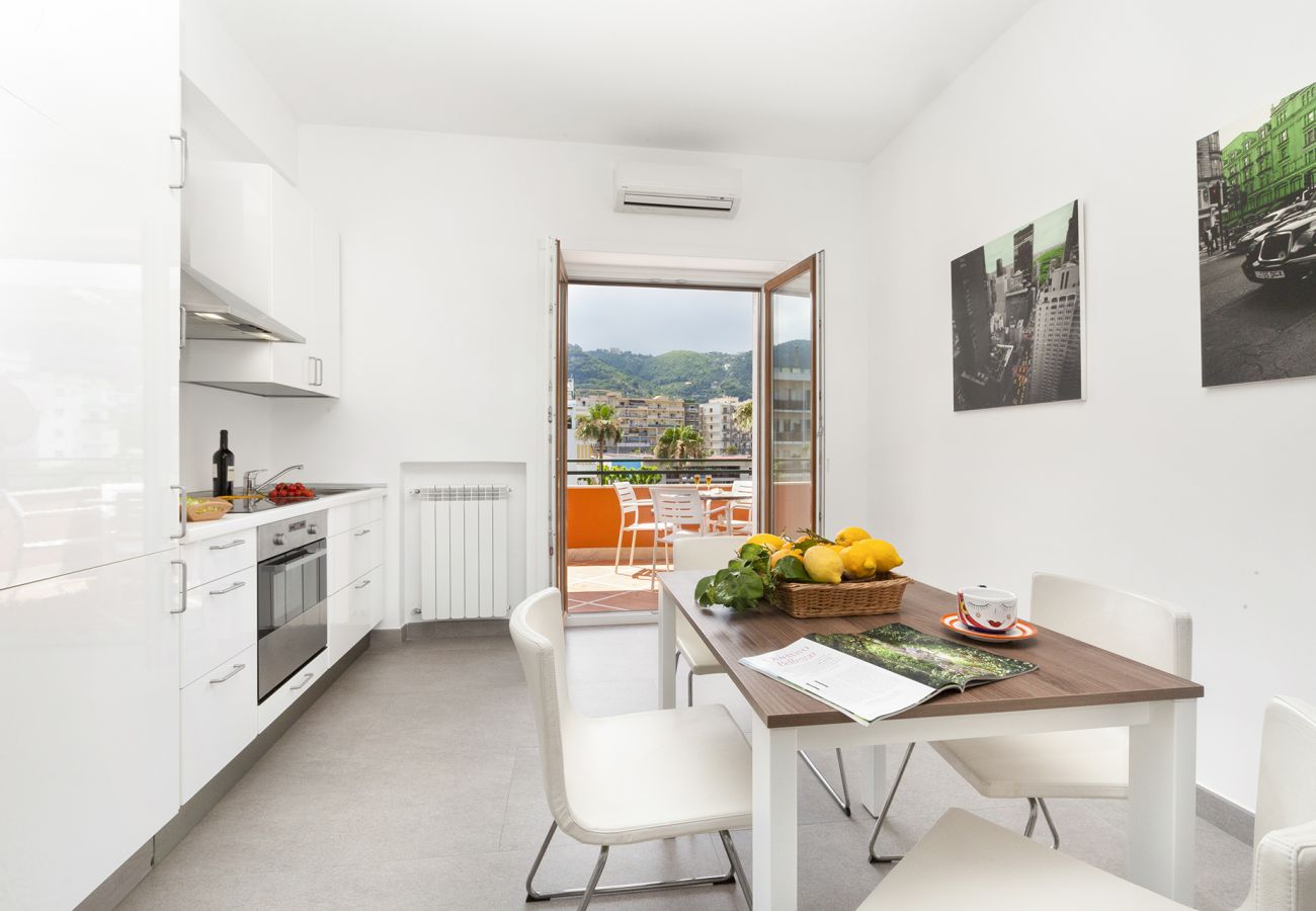 Appartamento a Sorrento - AMORE RENTALS - Casa Katia con Terrazzo Privato, Aria Condizionata e Riscaldamento