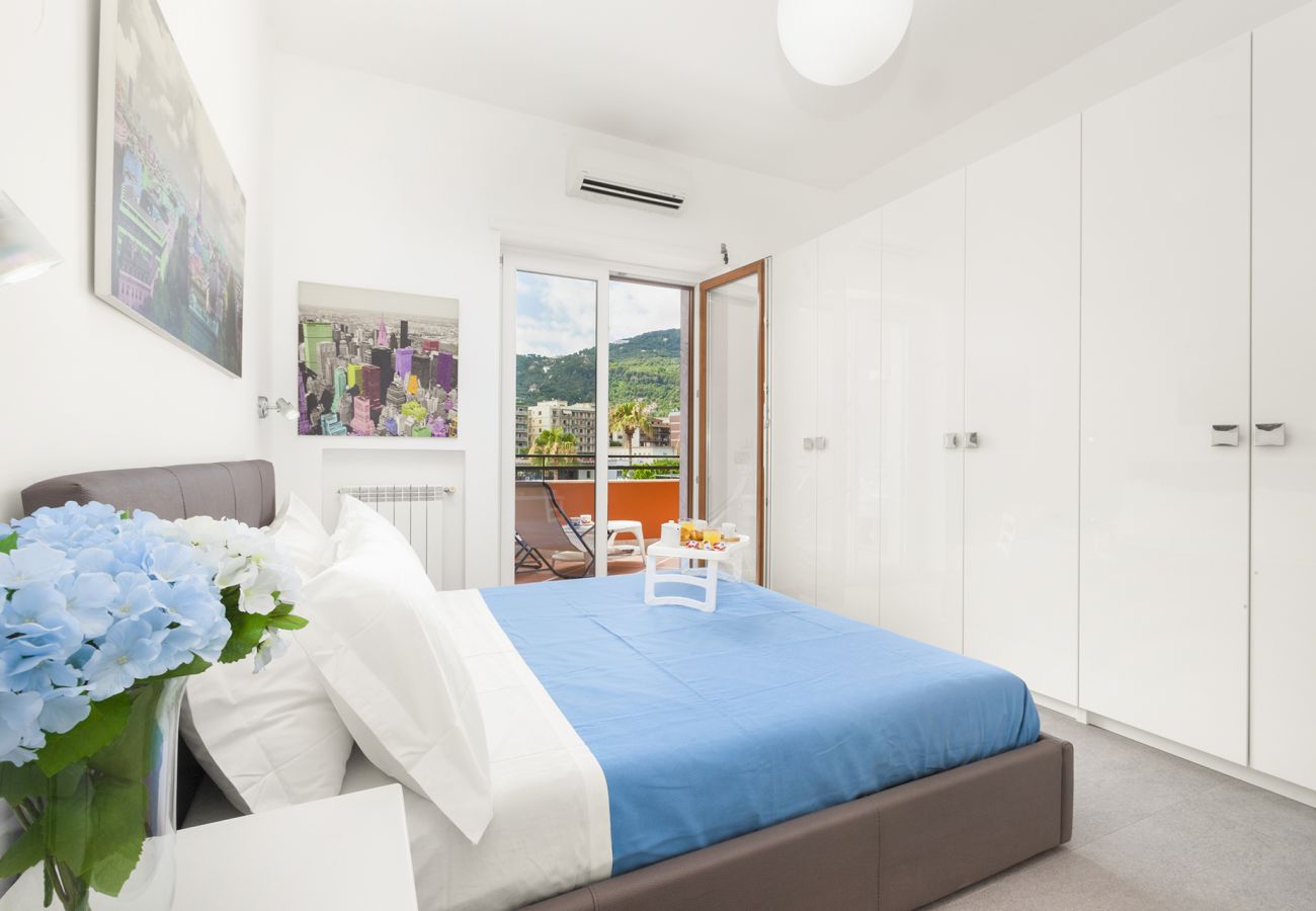 Appartamento a Sorrento - AMORE RENTALS - Casa Katia con Terrazzo Privato, Aria Condizionata e Riscaldamento