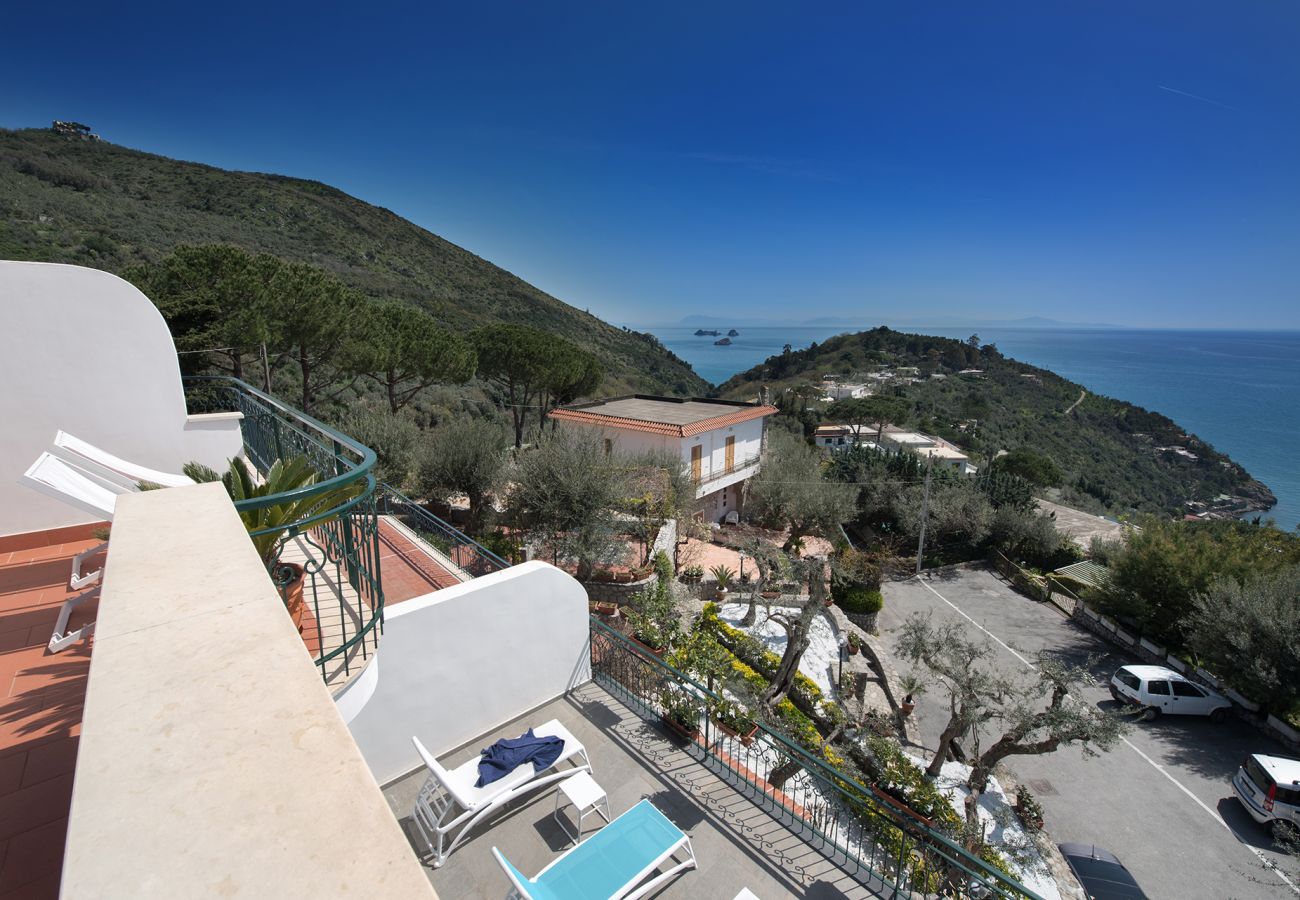 Villa a Massa Lubrense - AMORE RENTALS - Villa Marina con Piscina Privata, Vista Mare, Terrazzi e Parcheggio