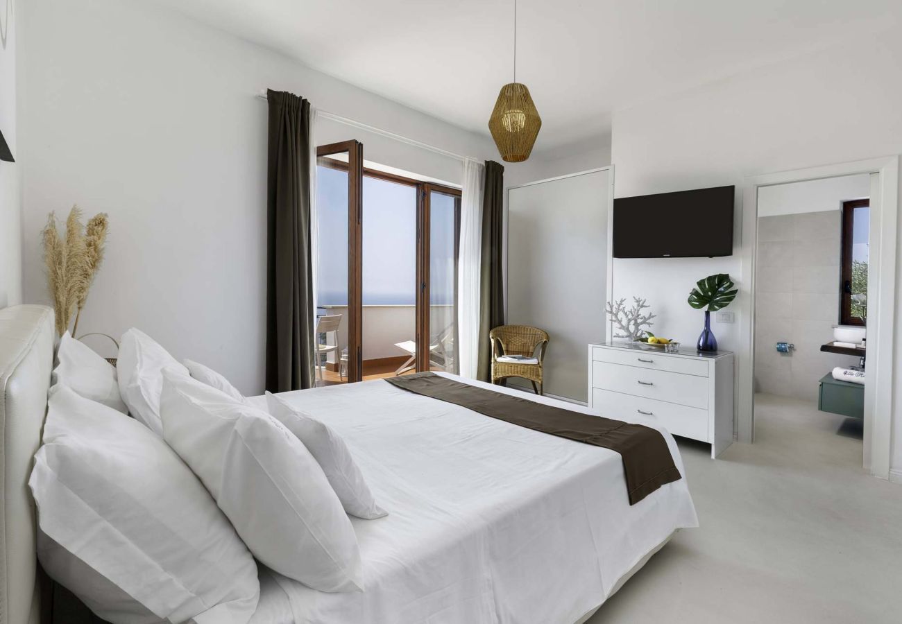 Villa a Massa Lubrense - AMORE RENTALS - Villa Marina con Piscina Privata, Vista Mare, Terrazzi e Parcheggio