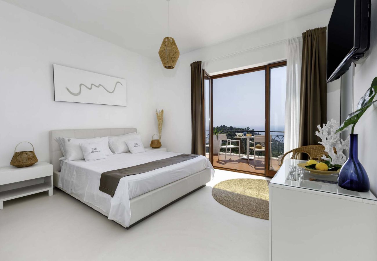 Villa a Massa Lubrense - AMORE RENTALS - Villa Marina con Piscina Privata, Vista Mare, Terrazzi e Parcheggio