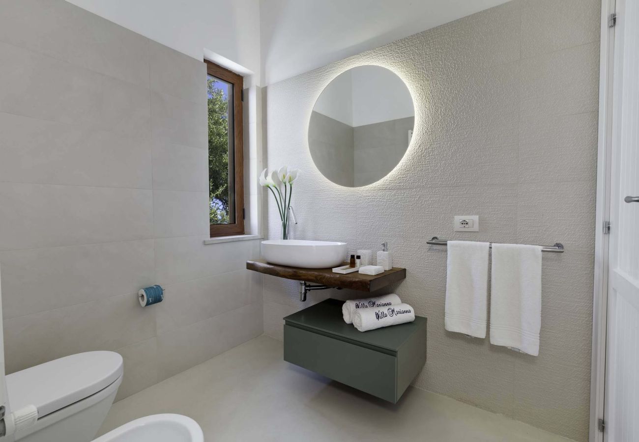 Villa a Massa Lubrense - AMORE RENTALS - Villa Marina con Piscina Privata, Vista Mare, Terrazzi e Parcheggio