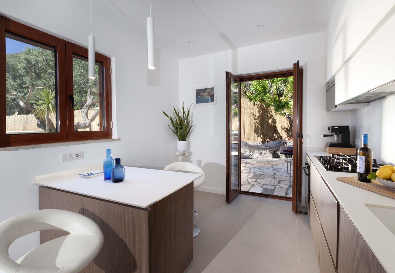 Villa a Massa Lubrense - AMORE RENTALS - Villa Marina con Piscina Privata, Vista Mare, Terrazzi e Parcheggio