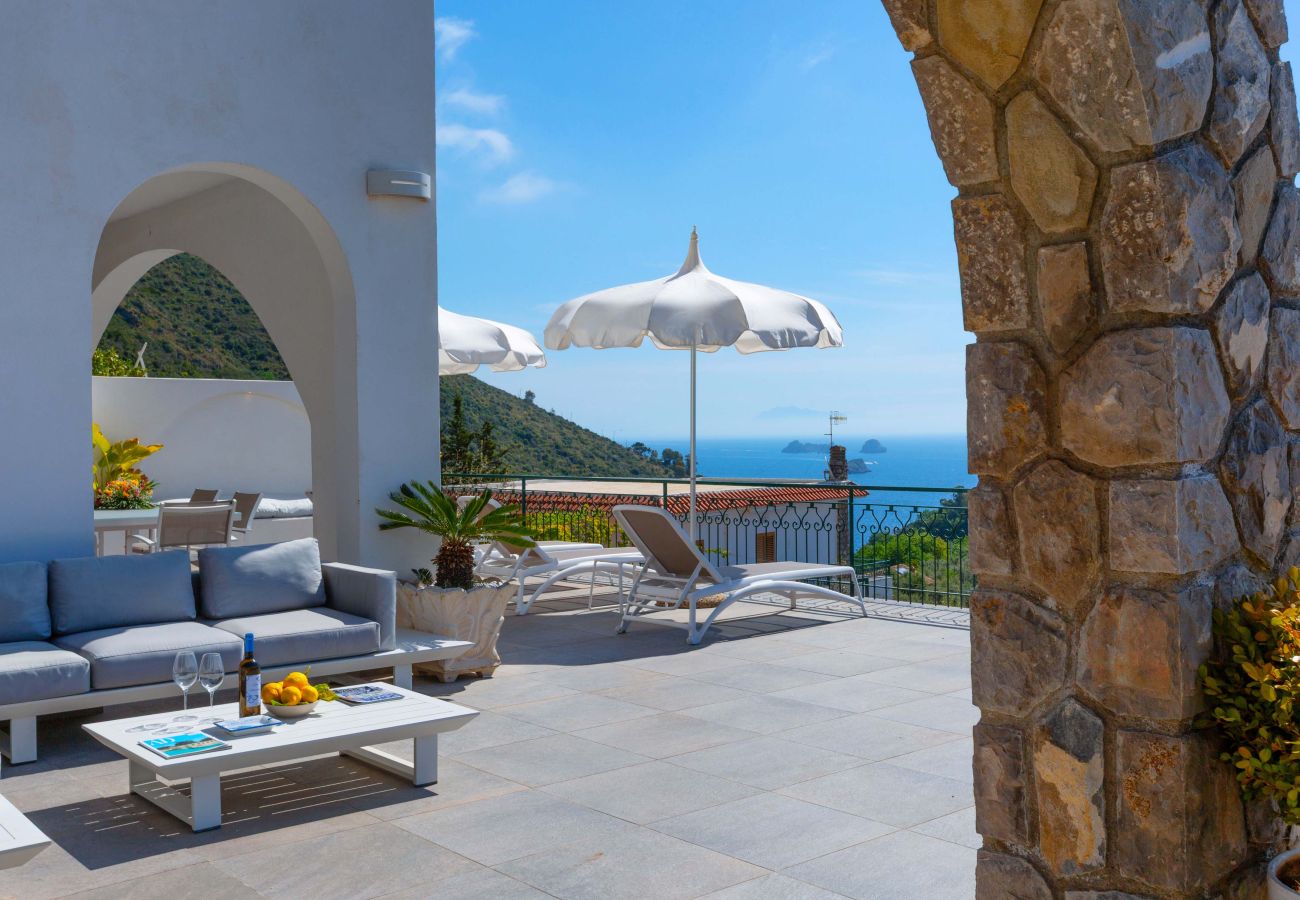 Villa a Massa Lubrense - AMORE RENTALS - Villa Marina con Piscina Privata, Vista Mare, Terrazzi e Parcheggio