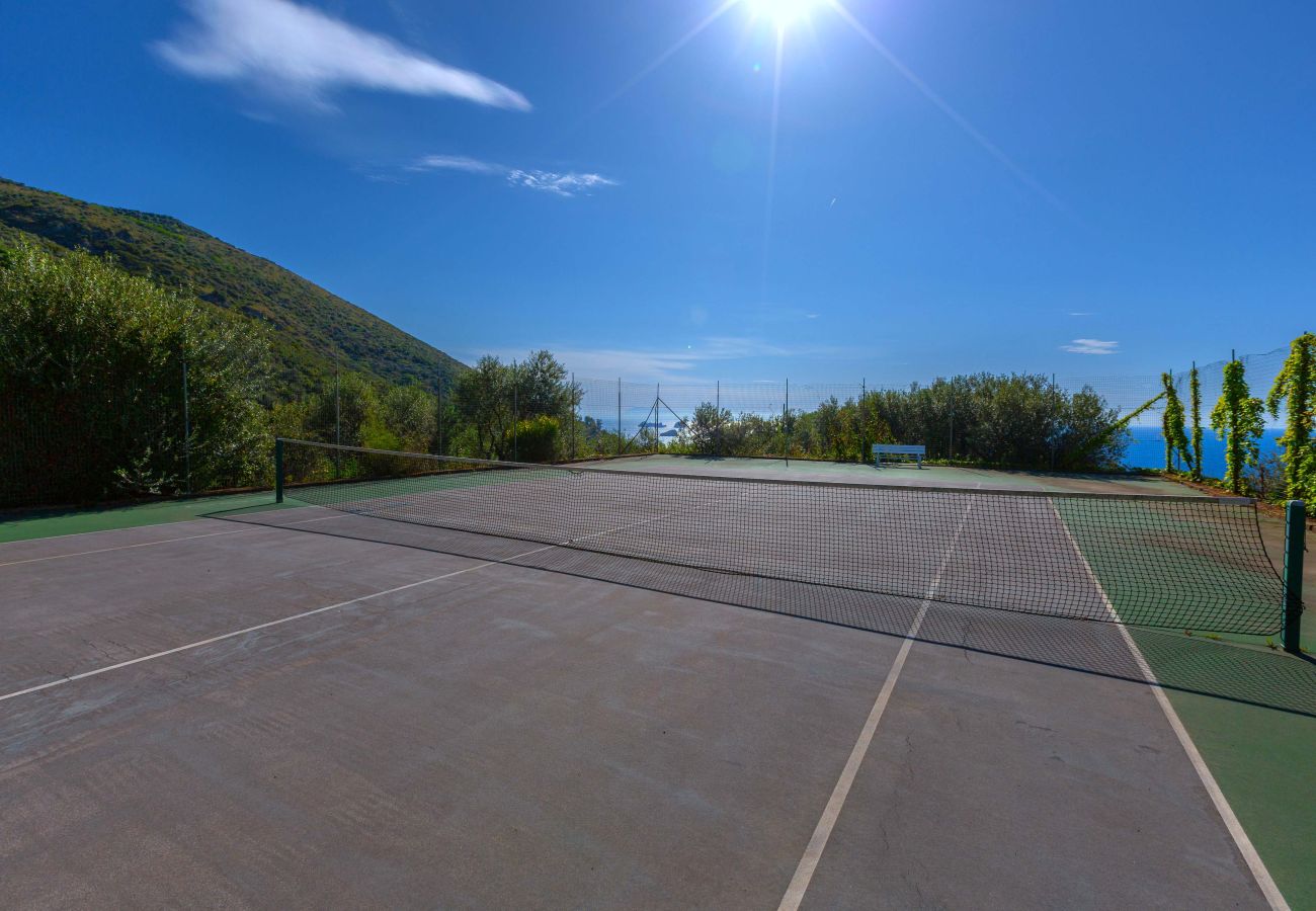 Villa a Massa Lubrense - AMORE RENTALS - Villa Marina con Piscina Privata, Vista Mare, Terrazzi e Parcheggio