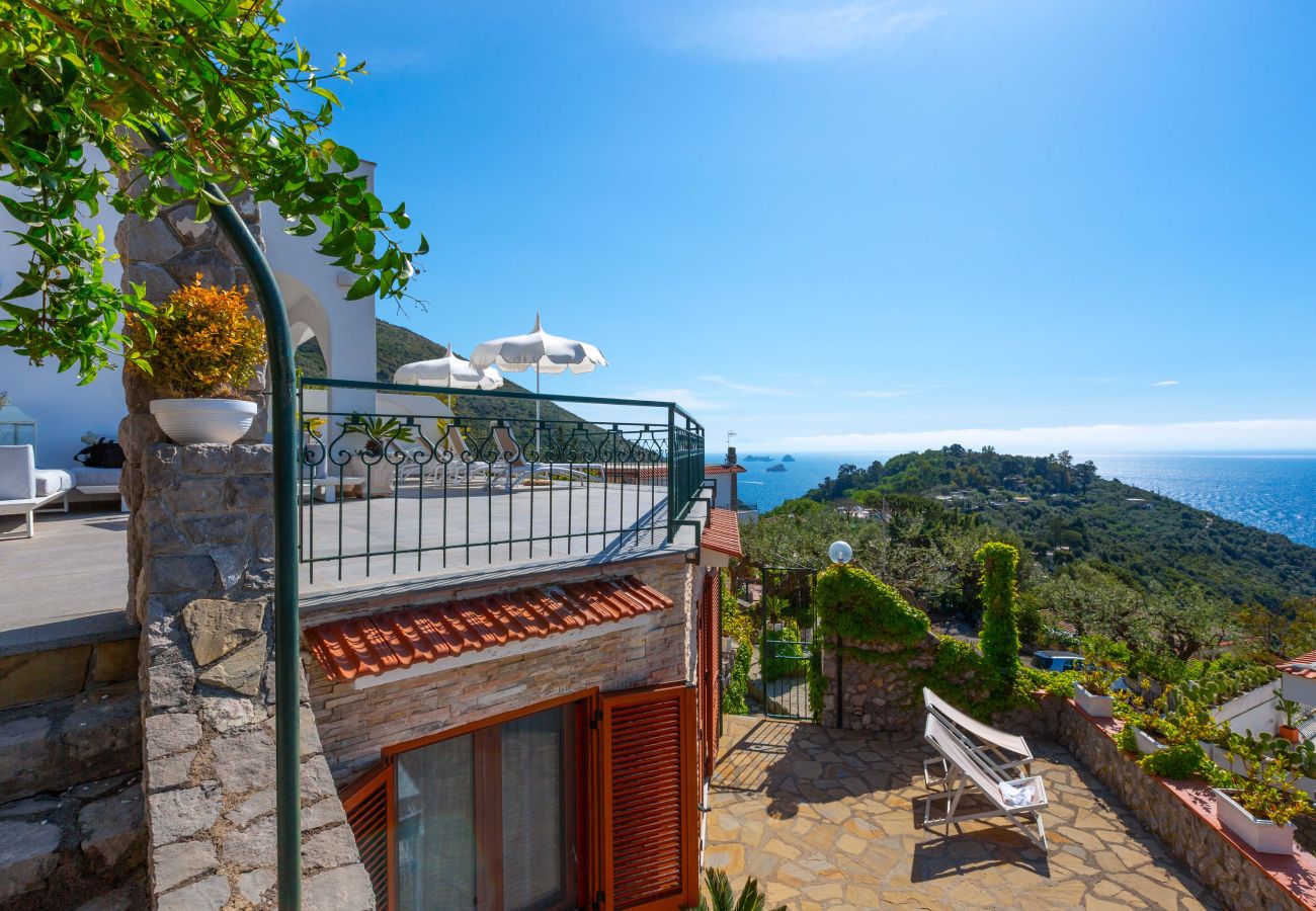 Villa a Massa Lubrense - AMORE RENTALS - Villa Marina con Piscina Privata, Vista Mare, Terrazzi e Parcheggio