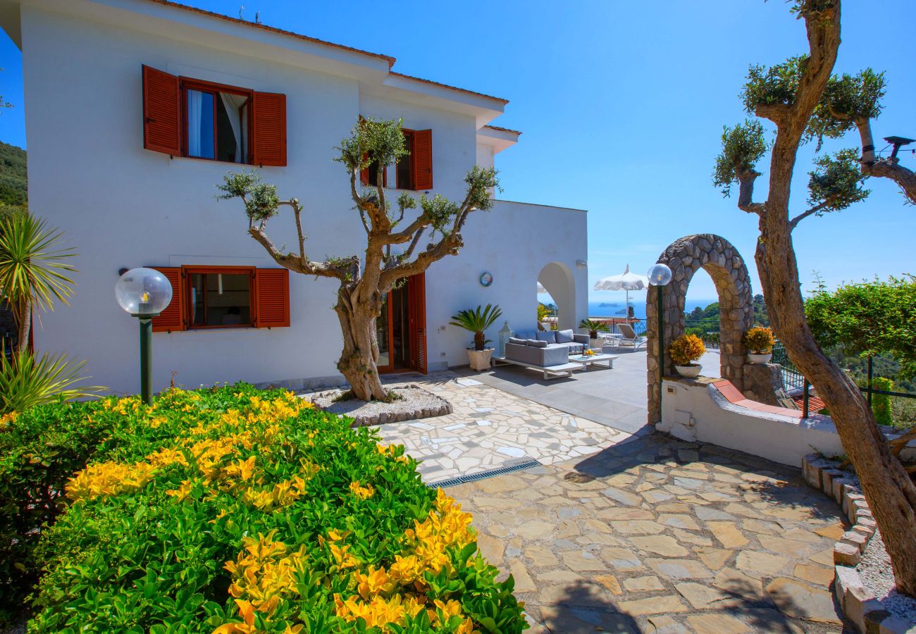 Villa a Massa Lubrense - AMORE RENTALS - Villa Marina con Piscina Privata, Vista Mare, Terrazzi e Parcheggio