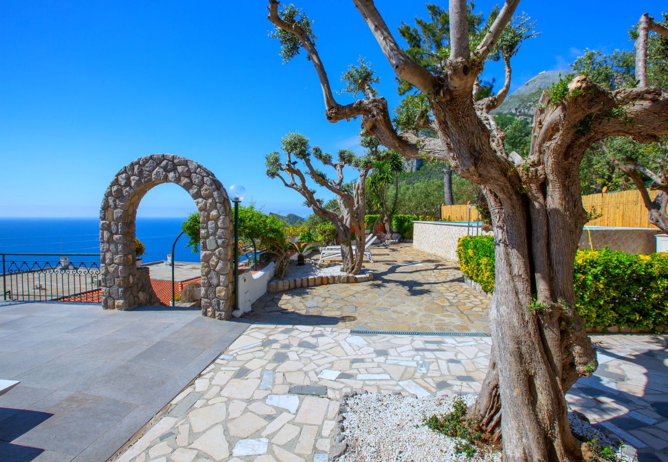 Villa a Massa Lubrense - AMORE RENTALS - Villa Marina con Piscina Privata, Vista Mare, Terrazzi e Parcheggio