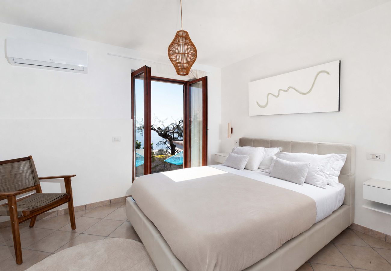 Villa a Massa Lubrense - AMORE RENTALS - Villa Marina con Piscina Privata, Vista Mare, Terrazzi e Parcheggio
