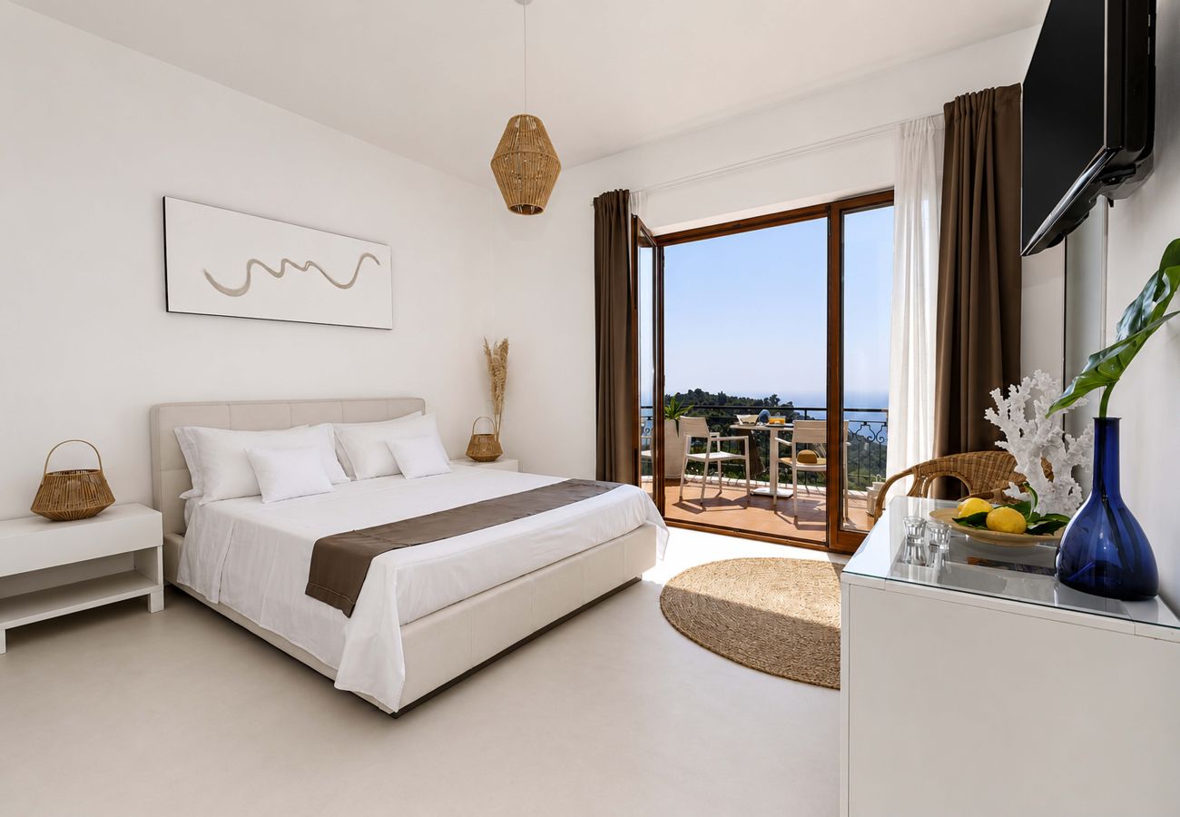 Villa a Massa Lubrense - AMORE RENTALS - Villa Marina con Piscina Privata, Vista Mare, Terrazzi e Parcheggio