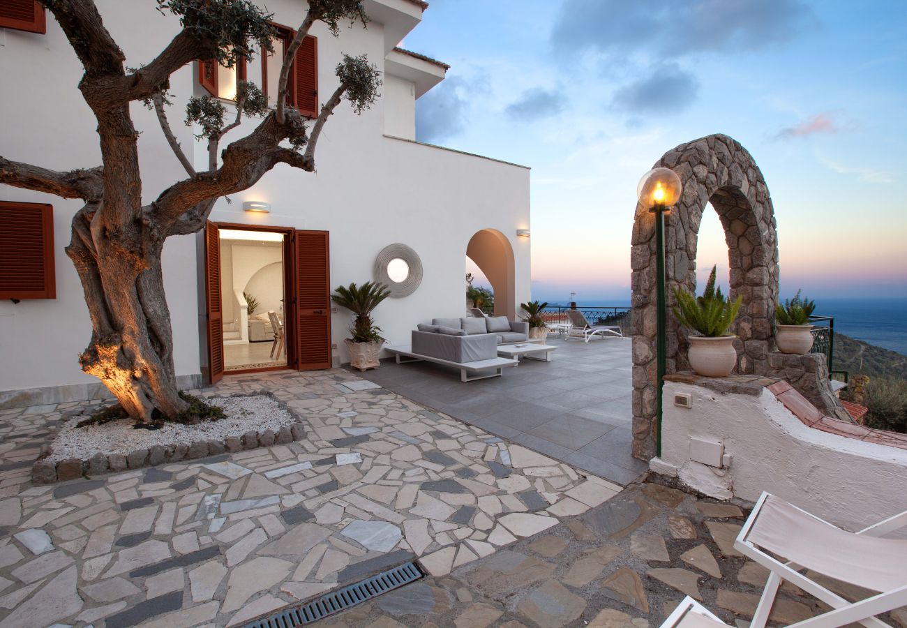 Villa a Massa Lubrense - AMORE RENTALS - Villa Marina con Piscina Privata, Vista Mare, Terrazzi e Parcheggio