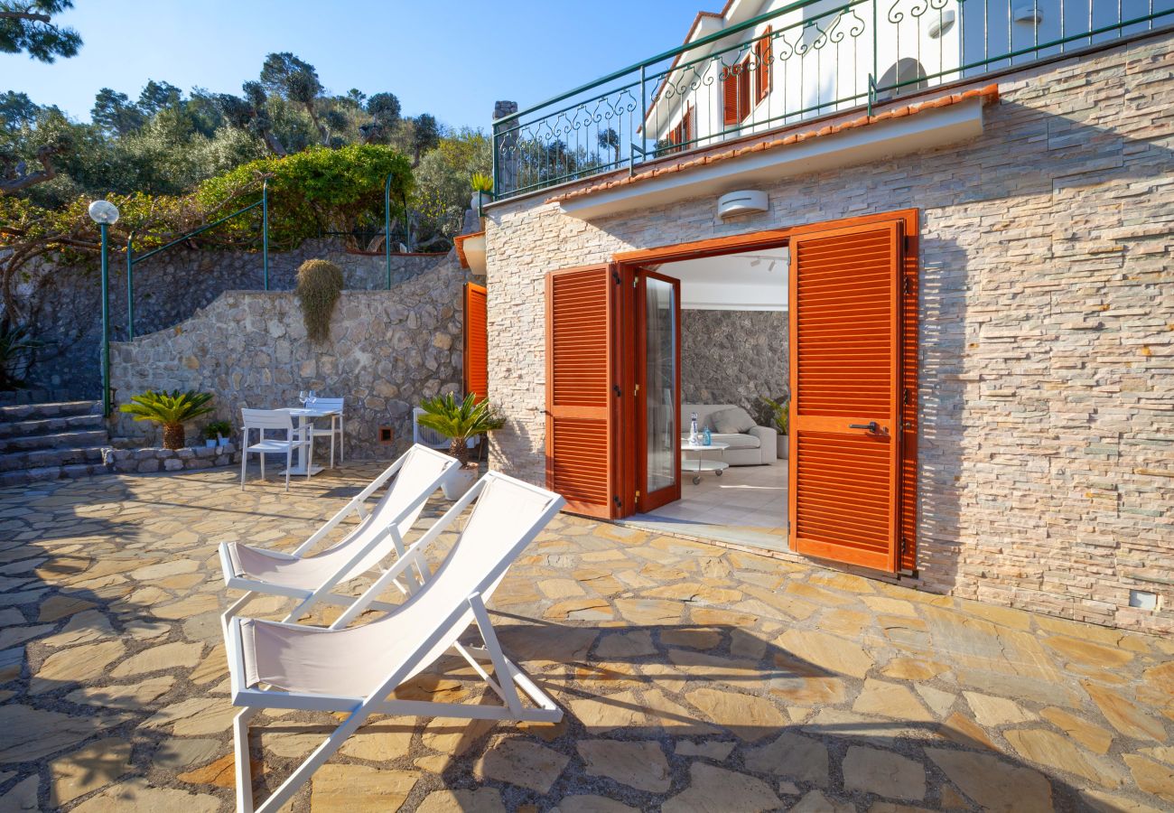 Villa a Massa Lubrense - AMORE RENTALS - Villa Marina con Piscina Privata, Vista Mare, Terrazzi e Parcheggio