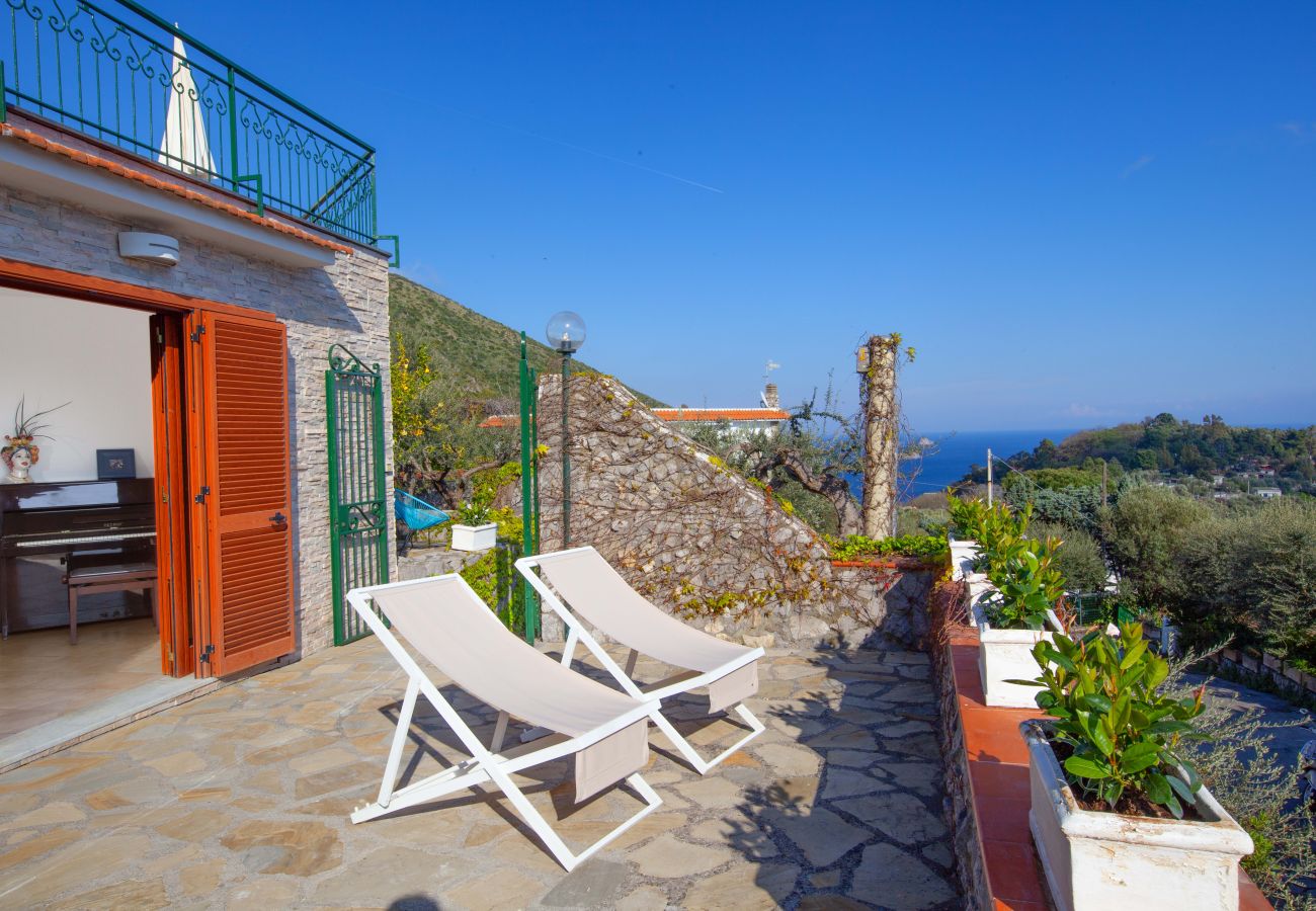 Villa a Massa Lubrense - AMORE RENTALS - Villa Marina con Piscina Privata, Vista Mare, Terrazzi e Parcheggio