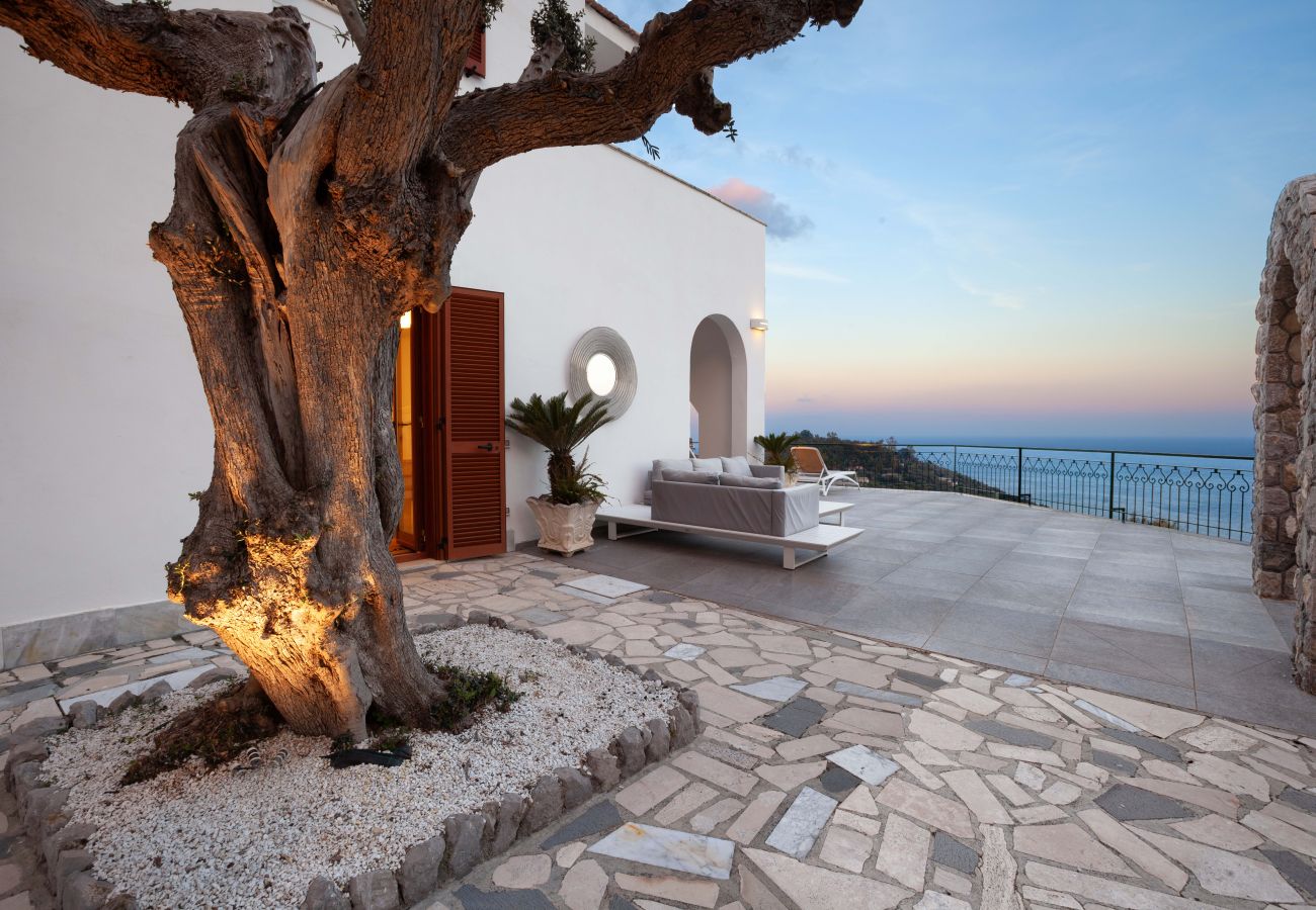 Villa a Massa Lubrense - AMORE RENTALS - Villa Marina con Piscina Privata, Vista Mare, Terrazzi e Parcheggio