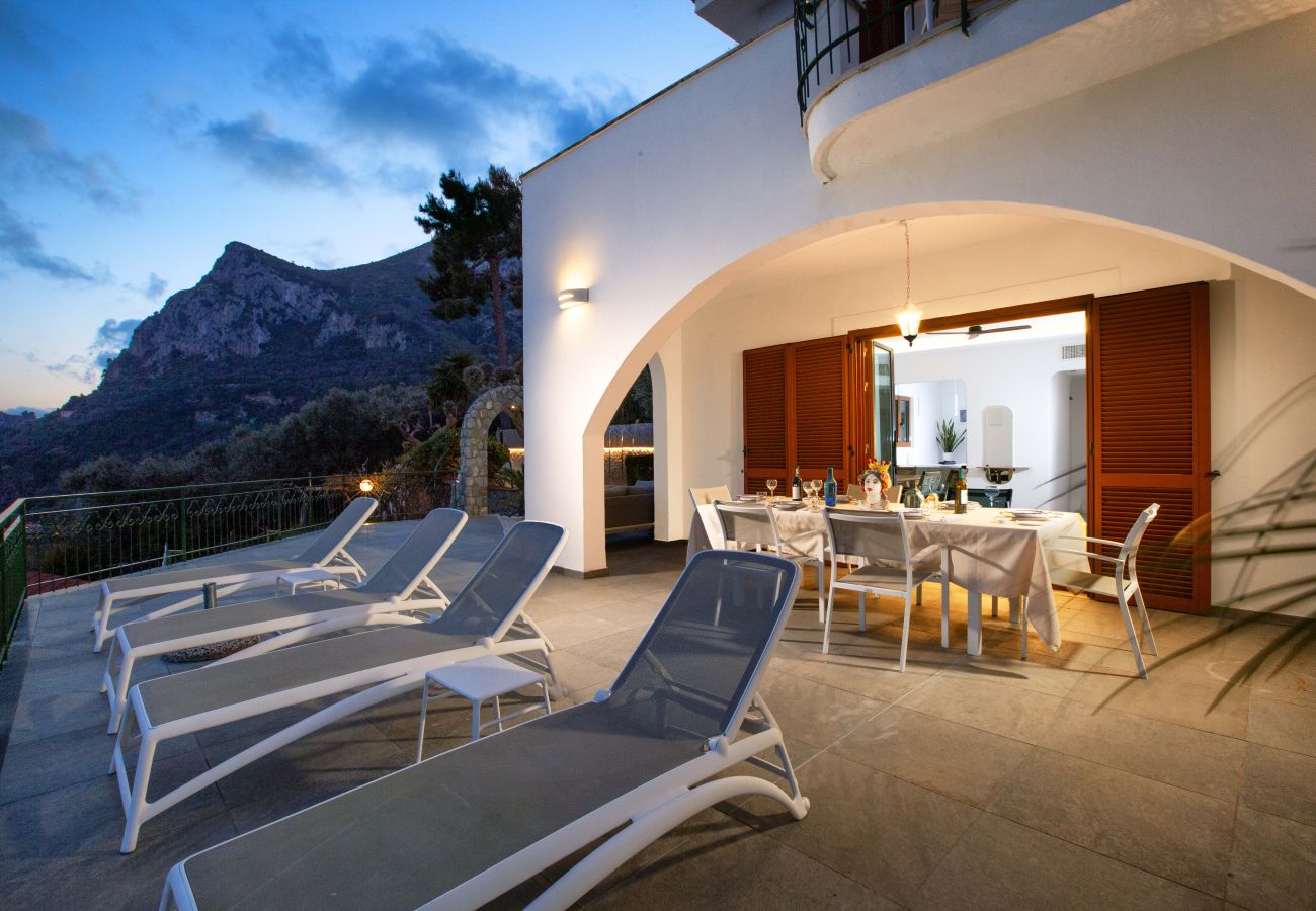 Villa a Massa Lubrense - AMORE RENTALS - Villa Marina con Piscina Privata, Vista Mare, Terrazzi e Parcheggio