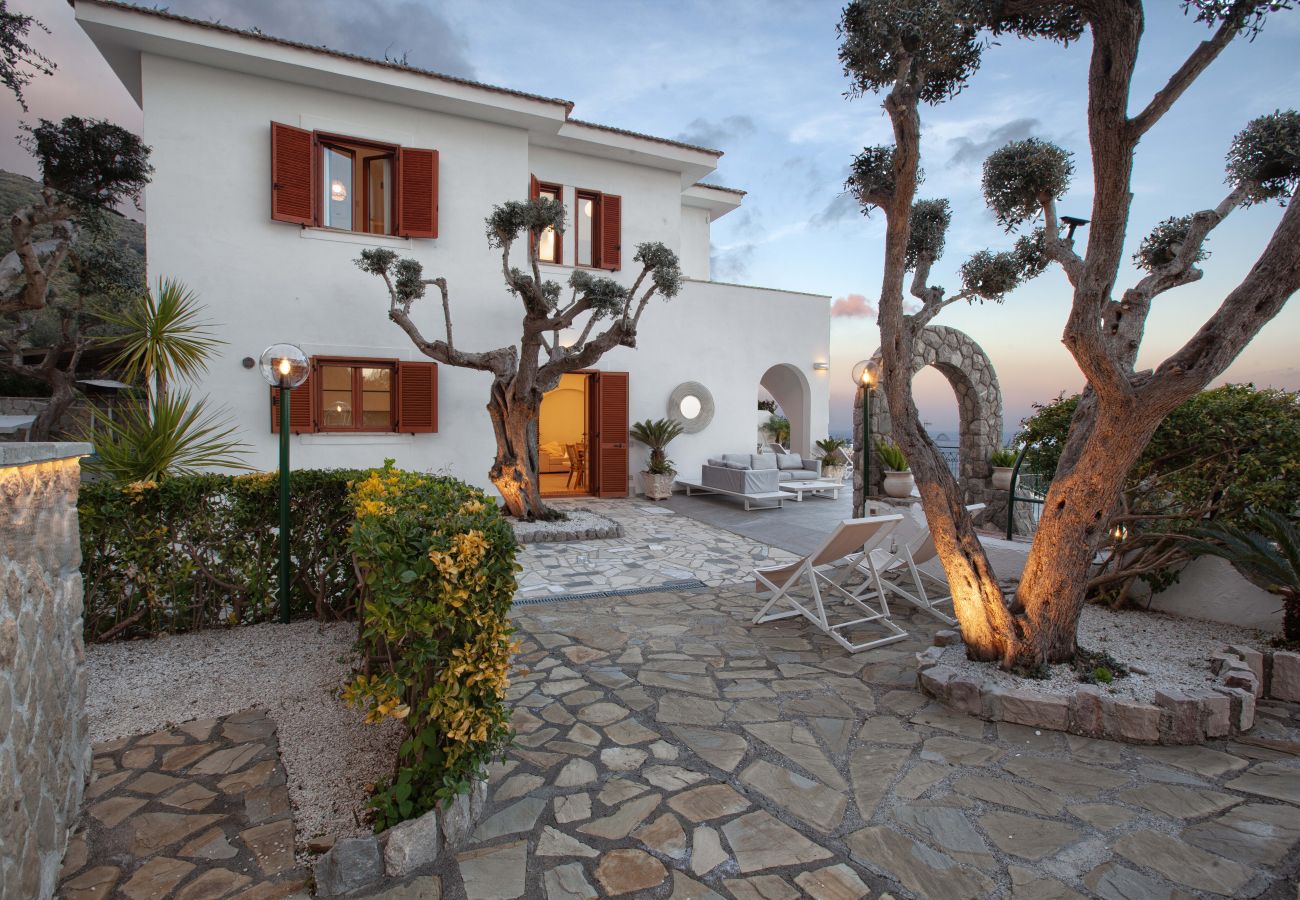 Villa a Massa Lubrense - AMORE RENTALS - Villa Marina con Piscina Privata, Vista Mare, Terrazzi e Parcheggio