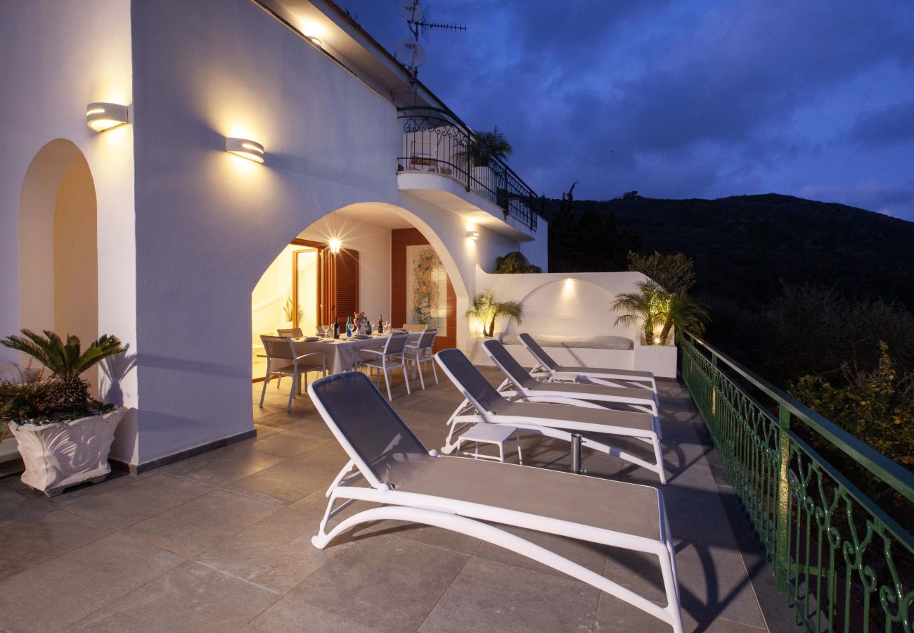 Villa a Massa Lubrense - AMORE RENTALS - Villa Marina con Piscina Privata, Vista Mare, Terrazzi e Parcheggio