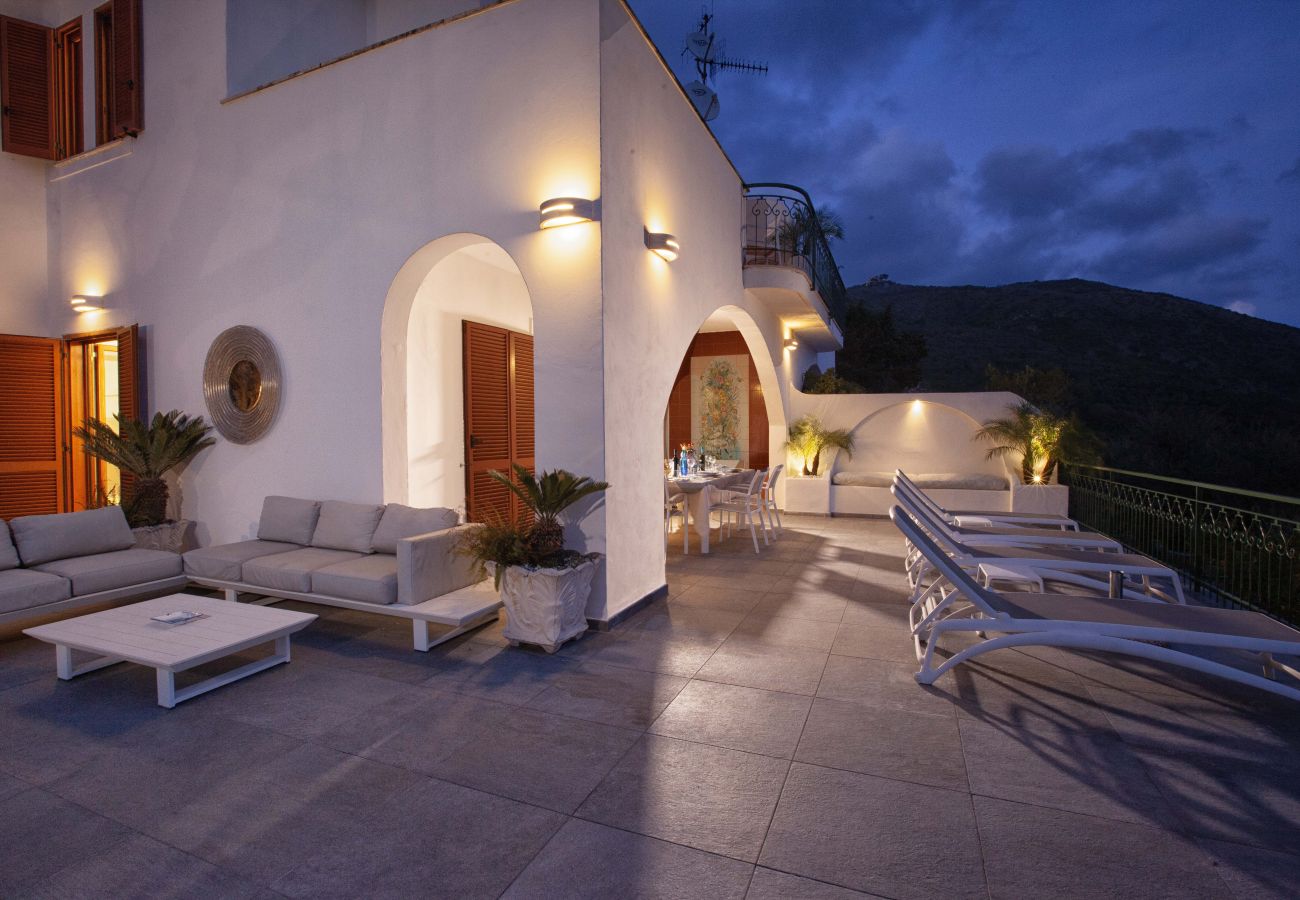 Villa a Massa Lubrense - AMORE RENTALS - Villa Marina con Piscina Privata, Vista Mare, Terrazzi e Parcheggio