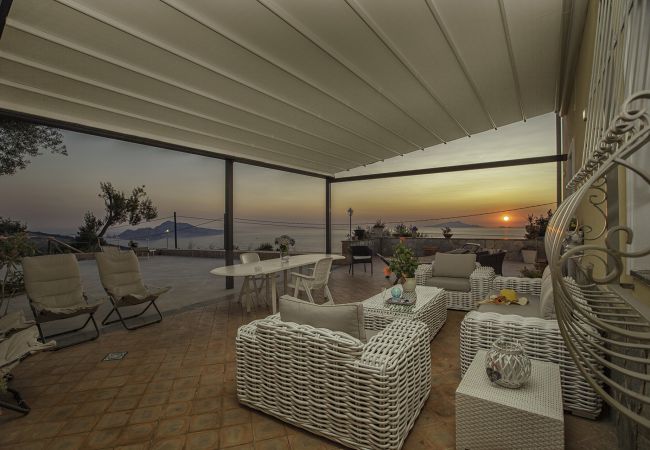 Villa a Sant´Agata sui Due Golfi - Villa Ferrara con Piscina a Sfioro, Vista Mare, Parcheggio e Giardino Villa a Sant´Agata sui Due Golfi - Villa Ferrara con Piscina a Sfioro, Vista Mare, Parcheggio e Giardino