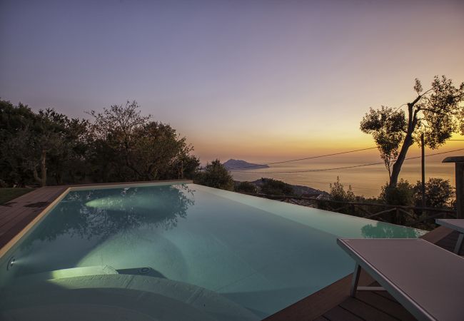 Villa a Sant´Agata sui Due Golfi - Villa Ferrara con Piscina a Sfioro, Vista Mare, Parcheggio e Giardino Villa a Sant´Agata sui Due Golfi - Villa Ferrara con Piscina a Sfioro, Vista Mare, Parcheggio e Giardino