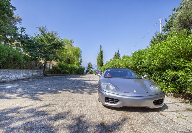 Villa a Sant´Agata sui Due Golfi - Villa Ferrara con Piscina a Sfioro, Vista Mare, Parcheggio e Giardino Villa a Sant´Agata sui Due Golfi - Villa Ferrara con Piscina a Sfioro, Vista Mare, Parcheggio e Giardino