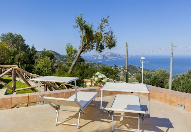 Villa a Sant´Agata sui Due Golfi - Villa Ferrara con Piscina a Sfioro, Vista Mare, Parcheggio e Giardino Villa a Sant´Agata sui Due Golfi - Villa Ferrara con Piscina a Sfioro, Vista Mare, Parcheggio e Giardino