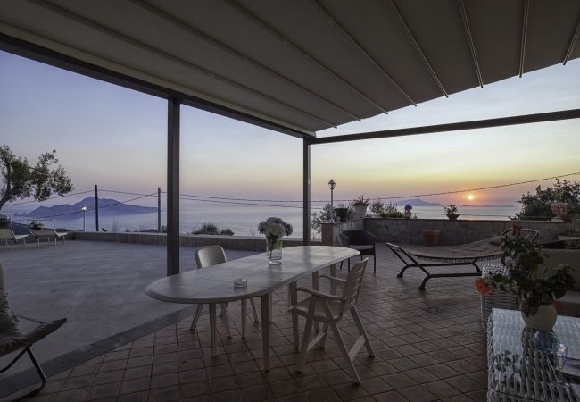 Villa a Sant´Agata sui Due Golfi - Villa Ferrara con Piscina a Sfioro, Vista Mare, Parcheggio e Giardino Villa a Sant´Agata sui Due Golfi - Villa Ferrara con Piscina a Sfioro, Vista Mare, Parcheggio e Giardino