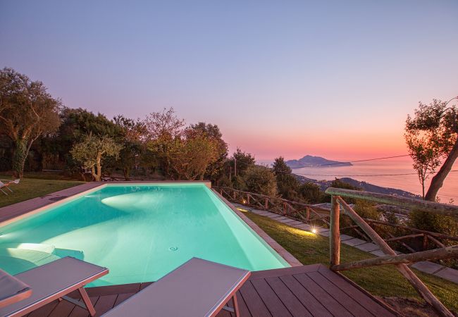 Villa a Sant´Agata sui Due Golfi - Villa Ferrara con Piscina a Sfioro, Vista Mare, Parcheggio e Giardino Villa a Sant´Agata sui Due Golfi - Villa Ferrara con Piscina a Sfioro, Vista Mare, Parcheggio e Giardino