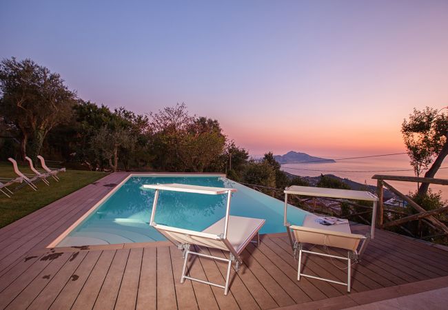 Villa a Sant´Agata sui Due Golfi - Villa Ferrara con Piscina a Sfioro, Vista Mare, Parcheggio e Giardino Villa a Sant´Agata sui Due Golfi - Villa Ferrara con Piscina a Sfioro, Vista Mare, Parcheggio e Giardino