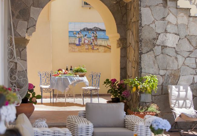 Villa a Sant´Agata sui Due Golfi - Villa Ferrara con Piscina a Sfioro, Vista Mare, Parcheggio e Giardino Villa a Sant´Agata sui Due Golfi - Villa Ferrara con Piscina a Sfioro, Vista Mare, Parcheggio e Giardino