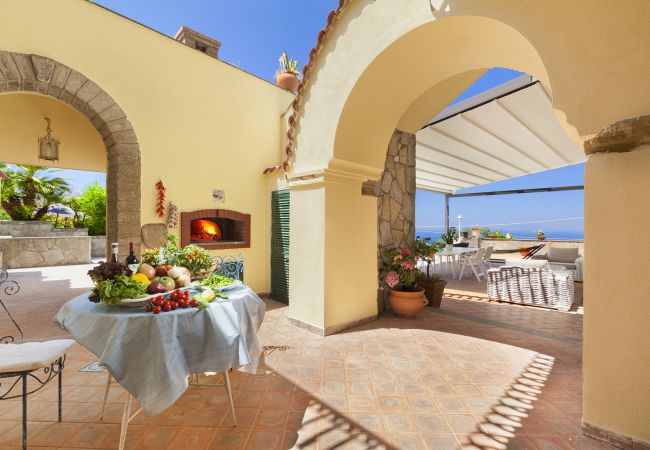 Villa a Sant´Agata sui Due Golfi - Villa Ferrara con Piscina a Sfioro, Vista Mare, Parcheggio e Giardino Villa a Sant´Agata sui Due Golfi - Villa Ferrara con Piscina a Sfioro, Vista Mare, Parcheggio e Giardino