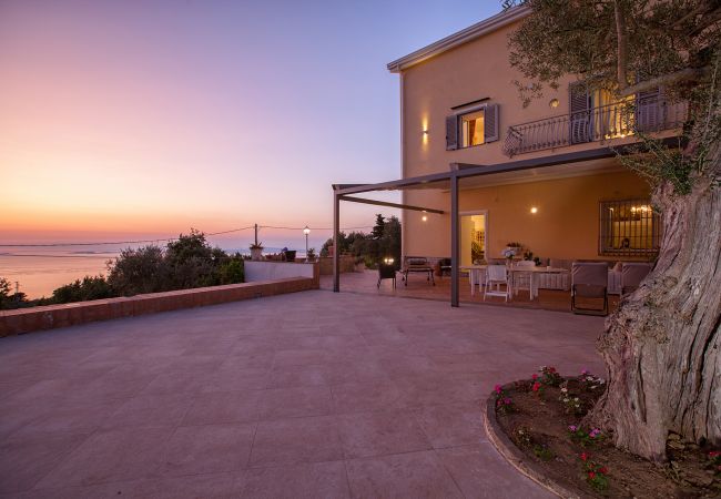 Villa a Sant´Agata sui Due Golfi - Villa Ferrara con Piscina a Sfioro, Vista Mare, Parcheggio e Giardino Villa a Sant´Agata sui Due Golfi - Villa Ferrara con Piscina a Sfioro, Vista Mare, Parcheggio e Giardino