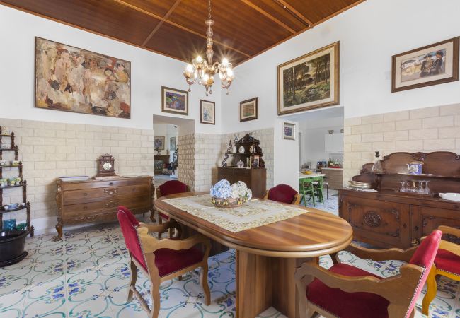 Villa a Sant´Agata sui Due Golfi - Villa Ferrara con Piscina a Sfioro, Vista Mare, Parcheggio e Giardino Villa a Sant´Agata sui Due Golfi - Villa Ferrara con Piscina a Sfioro, Vista Mare, Parcheggio e Giardino