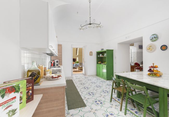 Villa a Sant´Agata sui Due Golfi - Villa Ferrara con Piscina a Sfioro, Vista Mare, Parcheggio e Giardino Villa a Sant´Agata sui Due Golfi - Villa Ferrara con Piscina a Sfioro, Vista Mare, Parcheggio e Giardino