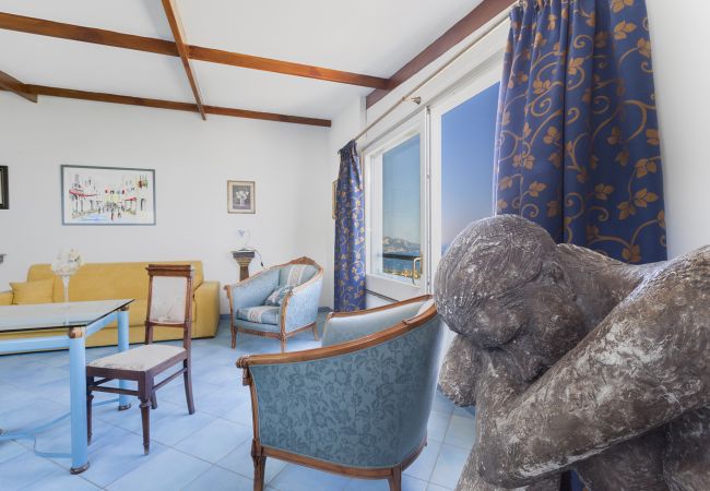 Villa a Sant´Agata sui Due Golfi - Villa Ferrara con Piscina a Sfioro, Vista Mare, Parcheggio e Giardino Villa a Sant´Agata sui Due Golfi - Villa Ferrara con Piscina a Sfioro, Vista Mare, Parcheggio e Giardino