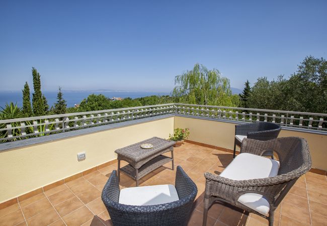 Villa a Sant´Agata sui Due Golfi - Villa Ferrara con Piscina a Sfioro, Vista Mare, Parcheggio e Giardino Villa a Sant´Agata sui Due Golfi - Villa Ferrara con Piscina a Sfioro, Vista Mare, Parcheggio e Giardino